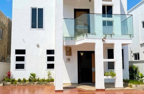 Madina House | AURA HOMES: Luxury 4-bedroom, home with AC, Cable, Wi-Fi & Bar and Pool