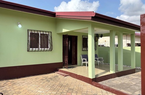 North Ridge House | Beautiful 2Bed at Manet Estate. Mins to Airport.