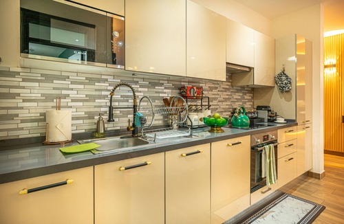 Labadi Apartment | Cantonments Lux 2BR,6mins to airport with balcony,fast WiFi,Nespresso,Pool &Gym