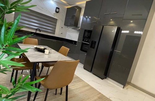 Accra House | Charming 3-bedroom building with AC and WiFi in welcoming ACP Kwabenya Estate