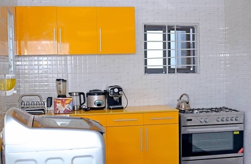 Tema Apartment | Chic 2-bedroom apartment with AC, WiFi in cool Tema