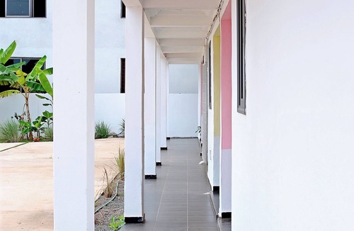 Tema Apartment | Chic 2-bedroom apartment with AC, WiFi in cool Tema