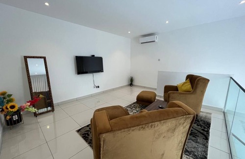 Cantonments Apartment | Cozy 2-bedroom Apartment with WiFi and fitness room in charming Accra