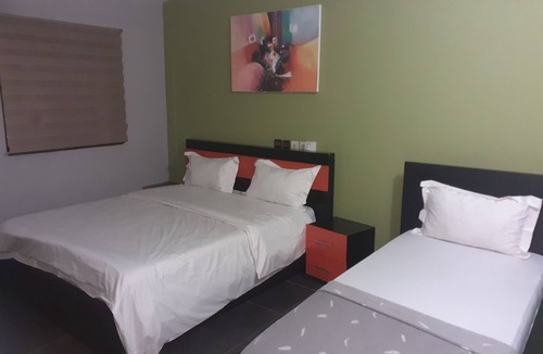 Lome House | Deluxe Twin Beds Bedroom In Lome Togo