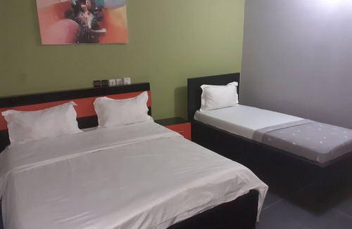 Lome House | Deluxe Twin Beds Bedroom In Lome Togo