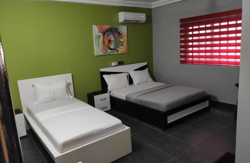 Lome House | Deluxe Twin Beds Bedroom In Lome Togo