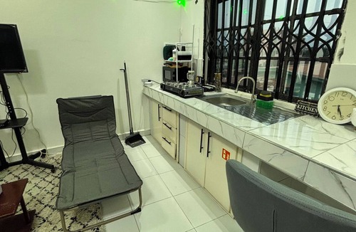Kumasi Apartment | Enjoy this cosy modern studio room with your family, easy access to town.