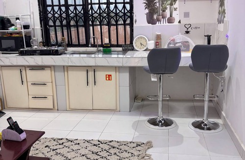 Kumasi Apartment | Enjoy this cosy modern studio room with your family, easy access to town.