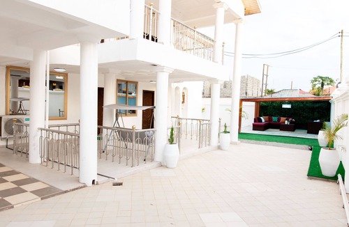 Nungua Apartment | Family sized house with a summer hut for outdoor sitting