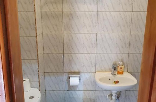 North Legon Apartment | FANTASTIC APARTMENT, TRAVELER AWARD WINNER 2024, 1 ensuite bedroom, WIFI, air condition, separate living room, 2 toilets, 2 walk in shower rooms, hot water, separate kitchen, restaurant, bar, garden, 24 hour security, 20 minutes airport, North Legon Accra