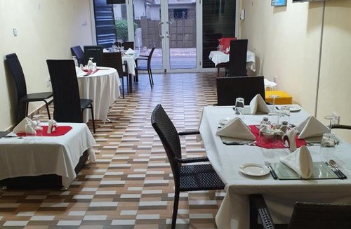 North Legon Apartment | FANTASTIC APARTMENT, TRAVELER AWARD WINNER 2024, 1 ensuite bedroom, WIFI, air condition, separate living room, 2 toilets, 2 walk in shower rooms, hot water, separate kitchen, restaurant, bar, garden, 24 hour security, 20 minutes airport, North Legon Accra