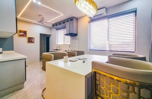 Sekondi-Takoradi Apartment | Fully-service modern lux 2-bedroom apartment with rooftop swimming pool and bar