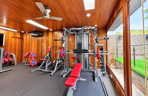 Teshie Hotel | Golden Crystal Hotel in East Legon - Free Breakfast & Gym Access
