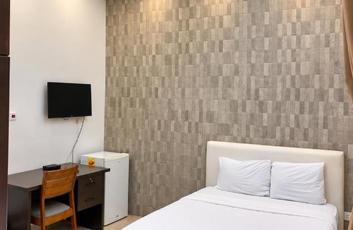 Teshie Hotel | Golden Crystal Hotel in East Legon - Free Breakfast & Gym Access