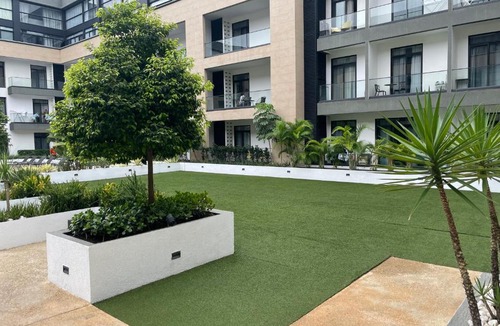 Cantonments Apartment | King Size Bed & 129 Mb Data Speed 1BR en suite with pool at Embassy Gardens, Cantonment, Accra