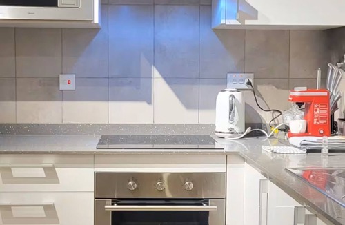 East Legon Apartment | Legacy Unit - Central Yet Serene - Pool & Fast WiFi