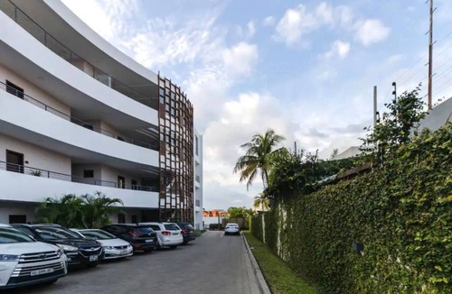 East Legon Apartment | Legacy Unit - Central Yet Serene - Pool & Fast WiFi