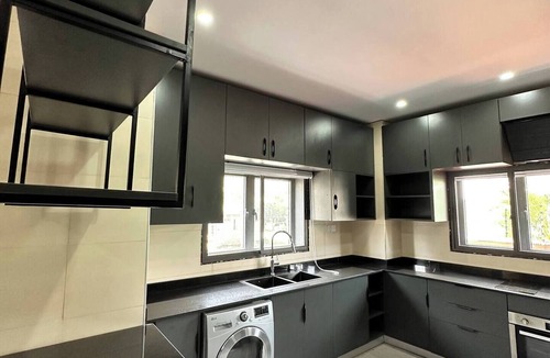 Labone House | Luxe 4BR Home +Staff Room/Labone