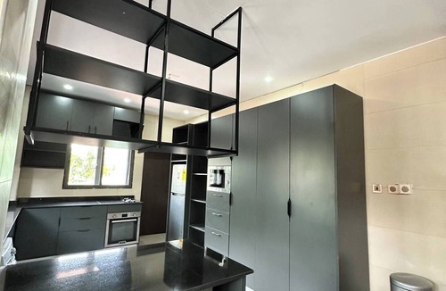 Labone House | Luxe 4BR Home +Staff Room/Labone