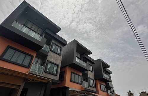 Labone House | Luxe 4BR Home +Staff Room/Labone