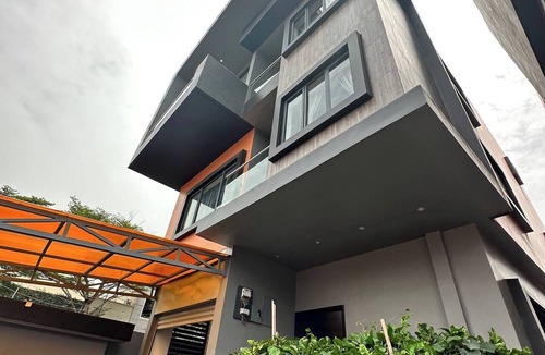 Labone House | Luxe 4BR Home +Staff Room/Labone