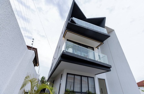 Ogbodjo House | Luxurious, smart 4BD with pool and 24/7 concierge