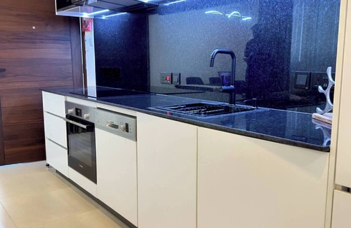 Osu Klottey Apartment | Luxury 2BR Apartment in Cantonments - Pool, Gym, Rooftop Lounge Access