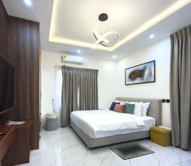 Teshie Villa | Luxury Double Bed Suite at THE HIDDEN DOMUS I Anomabo Suite