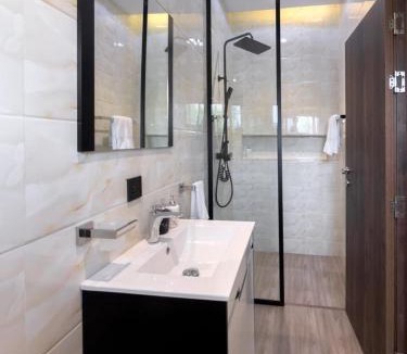 Teshie Villa | Luxury Double Bed Suite at THE HIDDEN DOMUS I Anomabo Suite