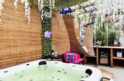 Adenta House | Luxury Escape w/Infinity Pool & Hot Tub Bar