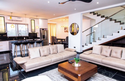 Kweiman House | Marvelous 4-bedroom townhome with AC and WiFi in Accra