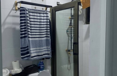 Cape Coast Bed & Breakfast | Modern 2 bed apartment with balcony, kitchen and air-con. Close to castle tours
