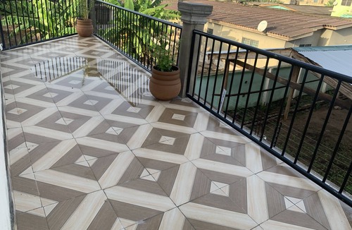 Cape Coast Bed & Breakfast | Modern 2 bed apartment with balcony, kitchen and air-con. Close to castle tours