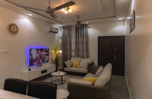 Accra Apartment | Modern 2-bedroom apartment with WiFi, AC in lovely Accra-Winneba Road,Blue Rose