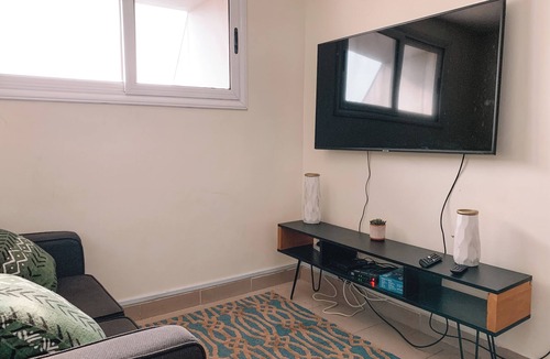 Labone Apartment | Modern 2BR in Labone Wi-Fi/DSTV