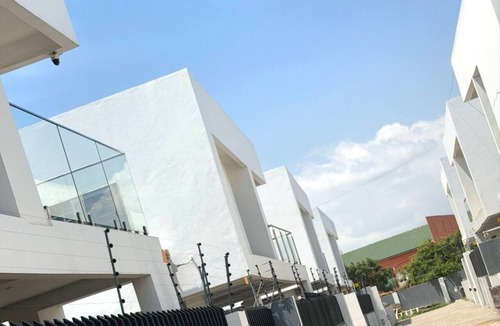 Tesano House | Modern 3 Bedroom En Suite Near Beach