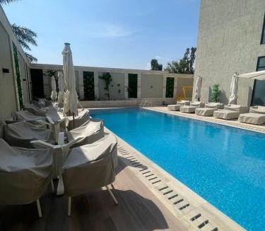 Dzorwulu Apartment | Modern Studio 10 min to Airport Pool & Gym