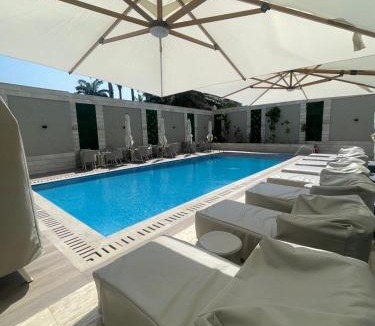 Dzorwulu Apartment | Modern Studio 10 min to Airport Pool & Gym