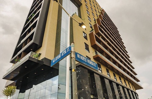 Dzorwulu Apartment | Modern Studio Apt with Balcony near Airport in Accra with AC, Pool + Gym access