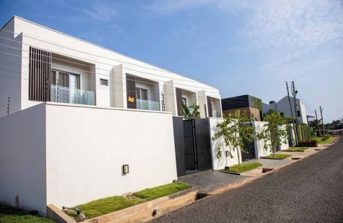 Labadi House | Modern Townhouse near Beach