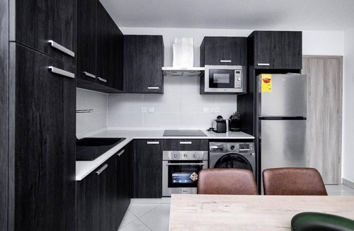 Roman Ridge Apartment | Romantic and very neat environment 5min drive from the airport.Rooftop pool