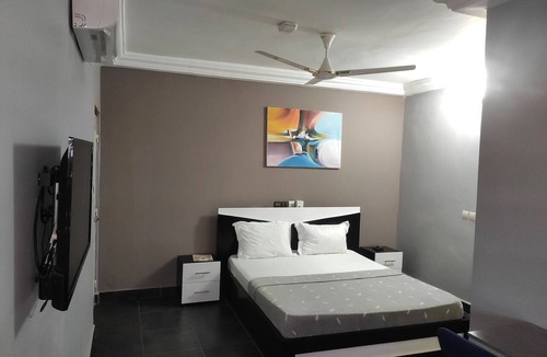 Lome House | Room-deluxe Double Bed Bedroom in Lome -