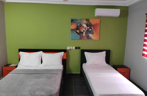 Lome House | Room-deluxe Twin Beds Bedroom In Lome To