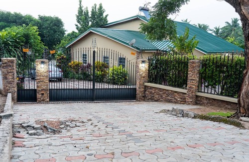 North Tongu House | Senchi vacation home. 5 mins from Volta lake and major resorts.