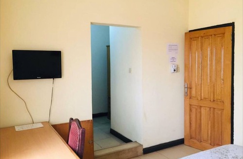 Accra Bed & Breakfast | Single Room - 1st Floor