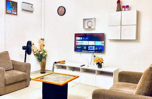 Accra Apartment | Sleeps 2 - Pet Friendly with Garden & Parking