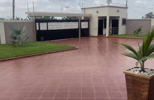Kumasi Apartment | Spacious 2Bedroom en-suite with Queen Beds+ Living Room+ HiSpeed WiFi + Kitchen