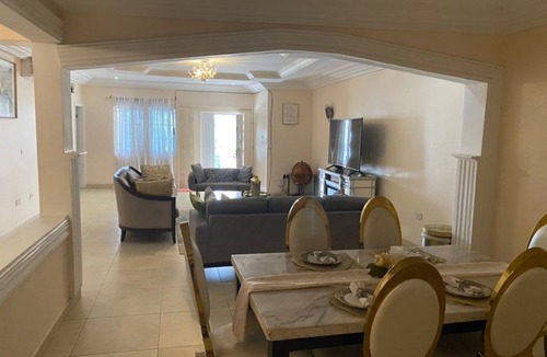 Osu Klottey Apartment | Spacious 3-bedroom apartment with WiFi and AC in East Legon Accra