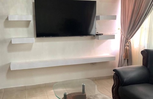 Accra House | Spacious 5-bedroom house in awesome Accra with WiFi, AC