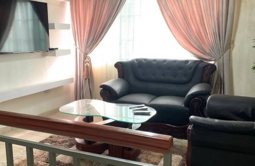 Accra House | Spacious 5-bedroom house in awesome Accra with WiFi, AC